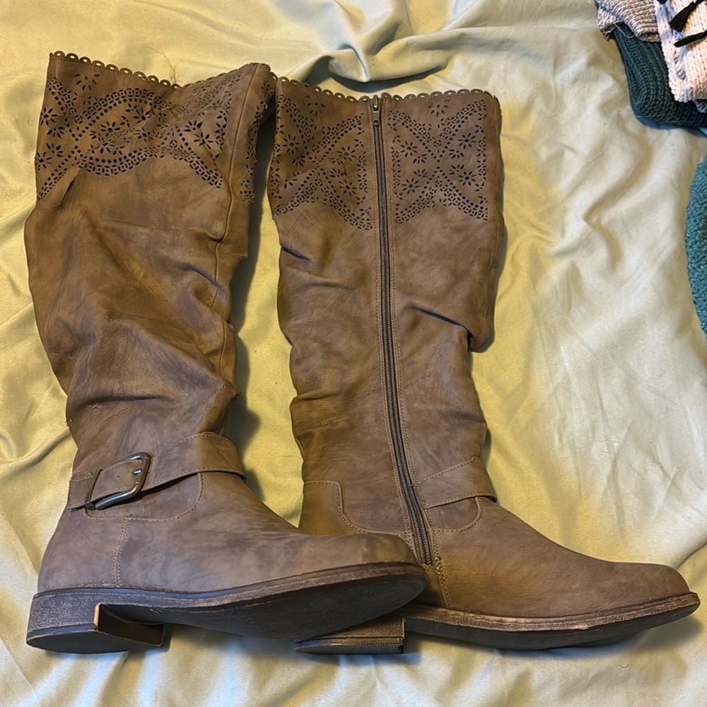 Calf high grey boots!